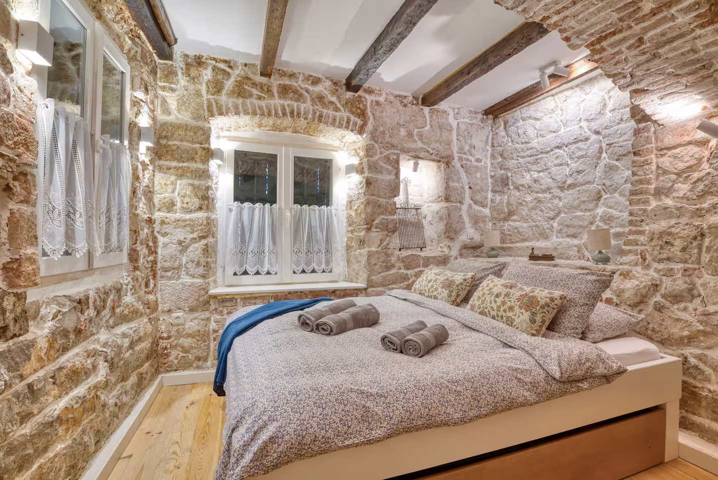 Arch accommodation in Kotor Old Town – photo 20