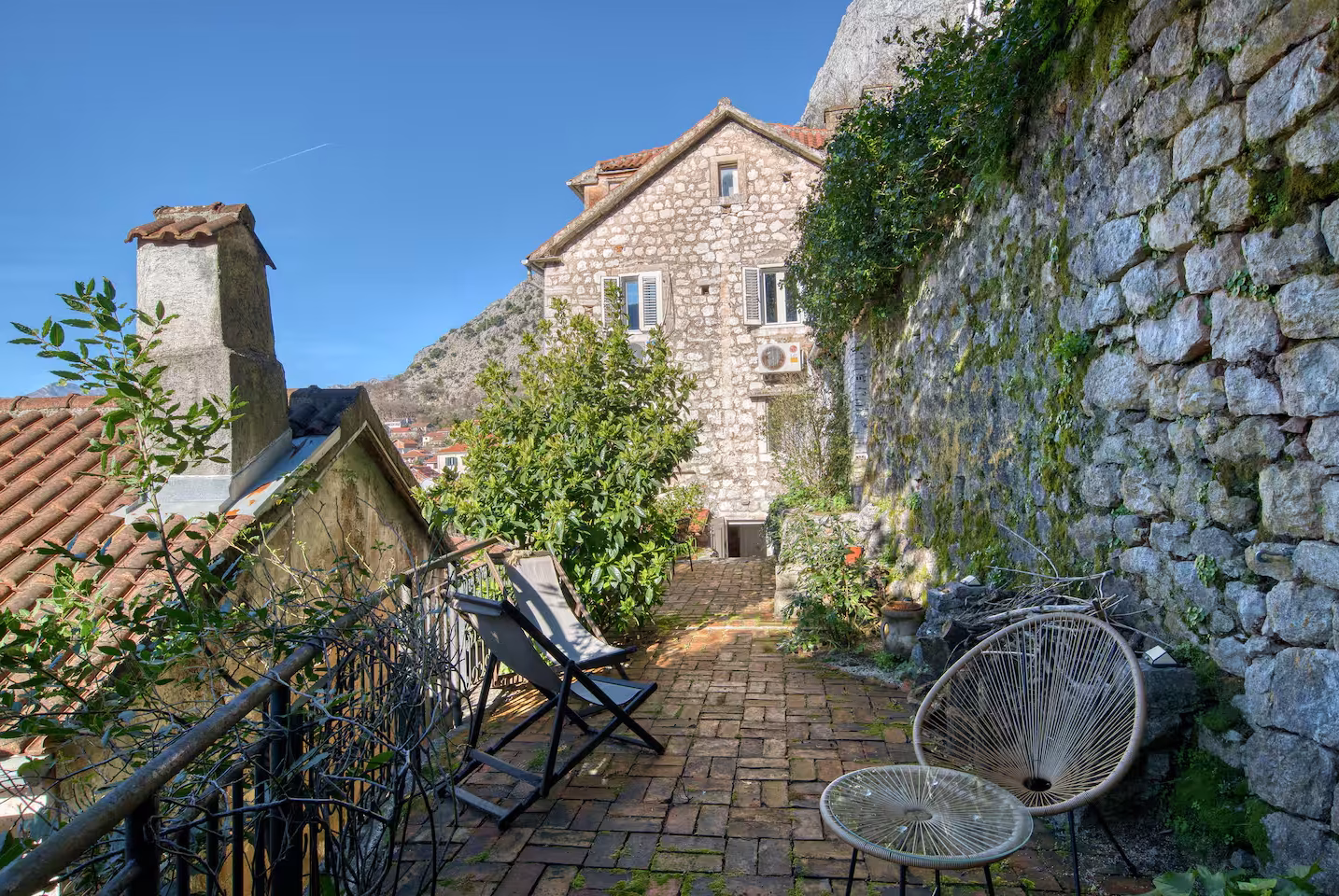 Garden accommodation in Kotor Old Town – photo 42